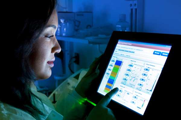 Microbiologist using Next Generation Sequencing technology to identify the bacterial DNA fingerprint.