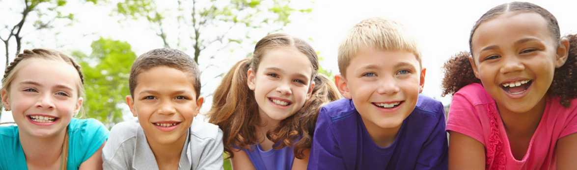 Ni᯳ que mienten en un parque