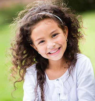 La niña con el pelo rizado