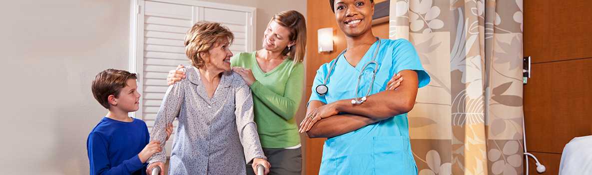 Enfermera junto a una familia