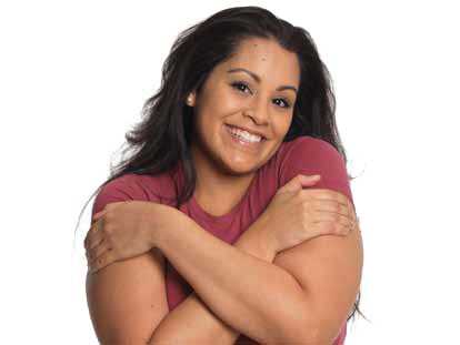 Una mujer que se abraza