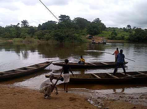 Vista desde Guinea hacia Sierra Leona a través de la porosa frontera