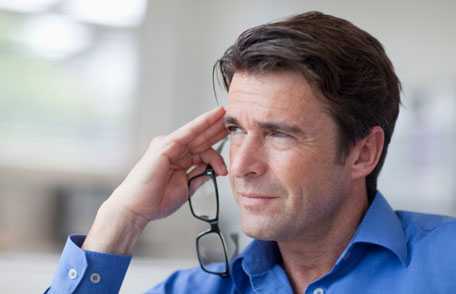 Hombre de edad mediana pensativo