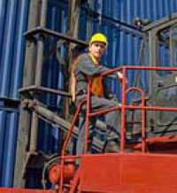Trabajador que lleva casco