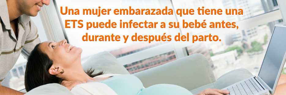 Foto de una mujer embarazada que le sonríe a su pareja.